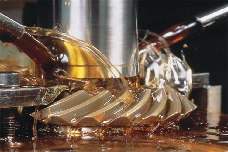 工業齒輪油的粘度等級一般是根據不同地區或季節的氣溫情況來選擇的